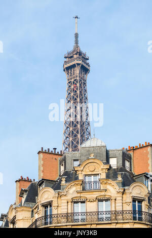 Paris. Frankreich - 27. Februar 2016: Eiffelturm und die umliegenden Wohnhäuser im 7. Arrondissement, Paris Stockfoto