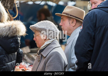 Paris. Frankreich - 27. Februar 2016: Elegant gekleidet älteres französisches Ehepaar am Saxe-Breteuil Markt im 7. Arrondissement von Paris. Stockfoto