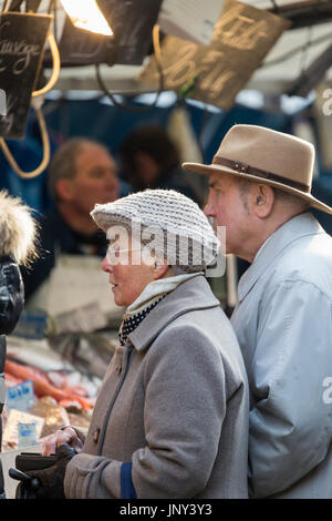 Paris. Frankreich - 27. Februar 2016: Elegant gekleidet älteres französisches Ehepaar am Saxe-Breteuil Markt im 7. Arrondissement von Paris. Stockfoto