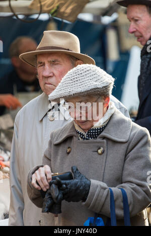 Paris. Frankreich - 27. Februar 2016: Elegant gekleidet älteres französisches Ehepaar am Saxe-Breteuil Markt im 7. Arrondissement von Paris. Stockfoto