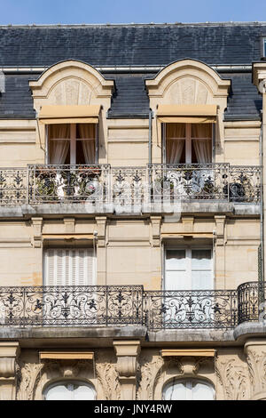 Paris. Frankreich - 27. Februar 2016: Haussmann Mehrfamilienhäuser im 7. Arrondissement in Paris, Frankreich. Stockfoto