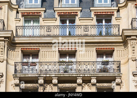 Paris. Frankreich - 27. Februar 2016: Haussmann Mehrfamilienhäuser im 7. Arrondissement in Paris, Frankreich. Stockfoto