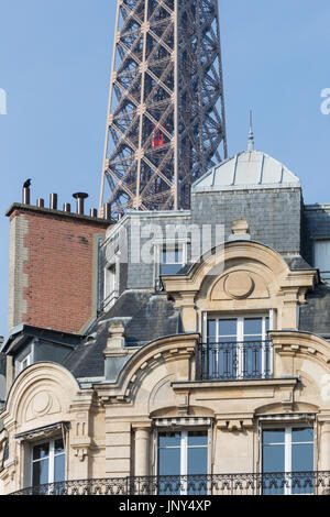 Paris. Frankreich - 27. Februar 2016: Eiffelturm und die umliegenden Wohnhäuser im 7. Arrondissement, Paris Stockfoto