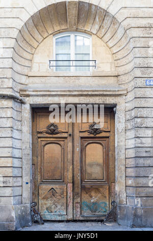 Paris, Frankreich - 29. Februar 2016: Imposant, eingefahrene braune Tür in Paris. Stockfoto