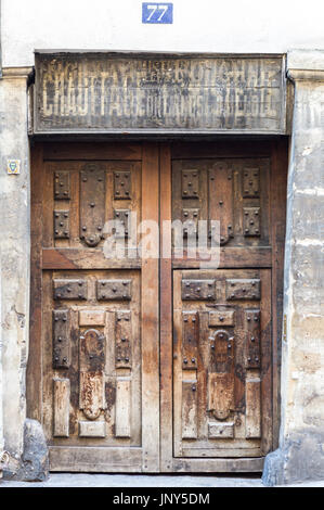 Paris, Frankreich - 29. Februar 2016: Imposant, eingefahrene braune Tür in Paris. Stockfoto