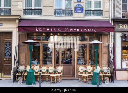 Paris, Frankreich - 29. Februar 2016: L ' Etoile Manquante Café in der Rue Vieille du Temple, Marais, Paris. Stockfoto