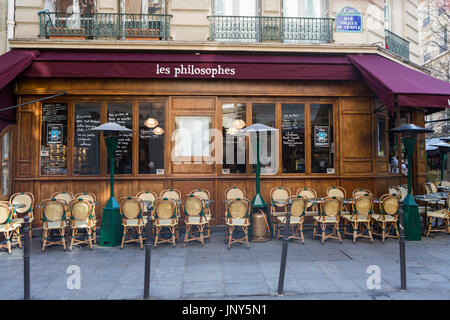 Paris, Frankreich - 29. Februar 2016: Les Philosophes Café in der Rue Vieille du Temple im Marais, Paris, Frankreich in den frühen Morgenstunden am Öffnungszeit. Stockfoto