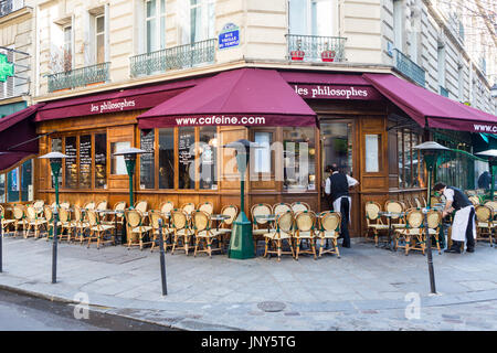 Paris, Frankreich - 29. Februar 2016: Kellner vor dem Les Philosophes Café in der Rue Vieille du Temple im Marais, Paris, immer bereit für den Tag. Stockfoto