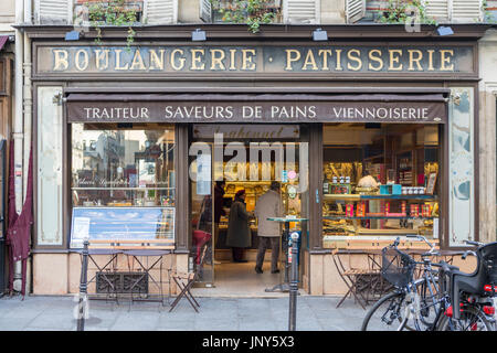 Paris, Frankreich - 29. Februar 2016: Exterieur der Bäckerei, Konditorei in der Rue Vieille du Temple im Marais, Paris. Stockfoto