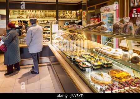 Paris, Frankreich - 29. Februar 2016: Älterer Mann und Frau einkaufen in einer Bäckerei und Konditorei Shop im Marais, Paris. Stockfoto