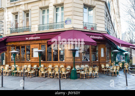 Paris, Frankreich - 29. Februar 2016: Les Philosophes Café in der Rue Vieille du Temple im Marais, Paris, Frankreich in den frühen Morgenstunden am Öffnungszeit. Stockfoto