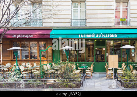 Paris, Frankreich - 29. Februar 2016: Cafés mit Stühlen und Tischen im Freien im Marais, Paris. Stockfoto