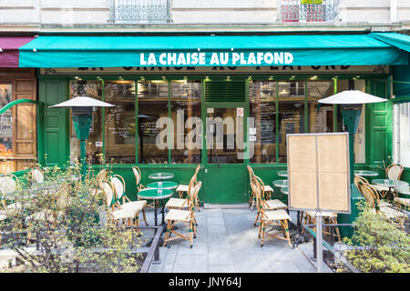Paris, Frankreich - 29. Februar 2016: Grüne Café mit Tischen und Stühlen auf der Straße im Marais, Paris. Stockfoto