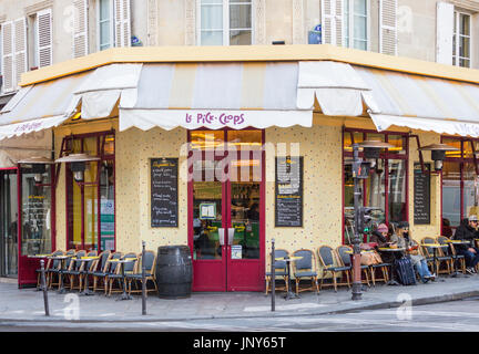 Paris, Frankreich - 29. Februar 2016: Cafe Le Pick-Clops Café in der Rue Vieille du Temple im Marais, Paris. Stockfoto