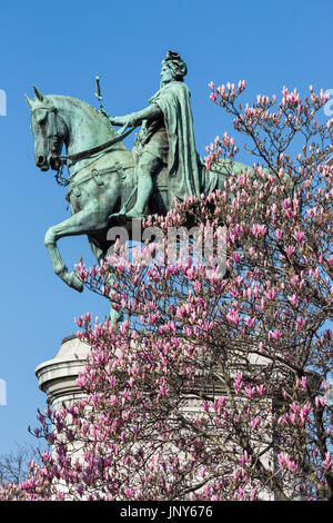 Paris, Frankreich - 29. Februar 2016: Blühende Magnolie vor der Statue von Etienne Marcel auf der Flussseite des Hotel de Ville in Paris, Frankreich, an einem schönen Frühlingstag. Stockfoto