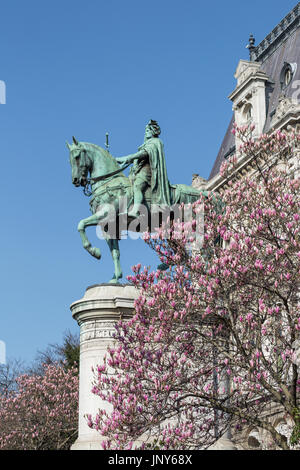 Paris, Frankreich - 29. Februar 2016: Blühende Magnolie vor der Statue von Etienne Marcel auf der Flussseite des Hotel de Ville in Paris, Frankreich, an einem schönen Frühlingstag. Stockfoto