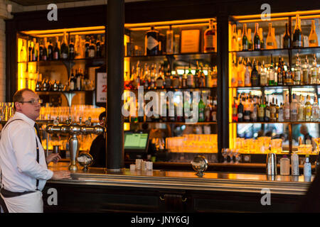 Paris, Frankreich - 29. Februar 2016: Innere das St Regis-Café-Restaurant in der Rue Jean Du Bellay auf Ile Saint-Louis, Paris, Frankreich. Stockfoto