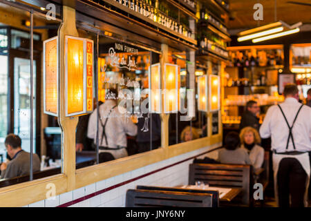 Paris, Frankreich - 29. Februar 2016: Innere das St Regis-Café-Restaurant in der Rue Jean Du Bellay auf Ile Saint-Louis, Paris, Frankreich. Stockfoto