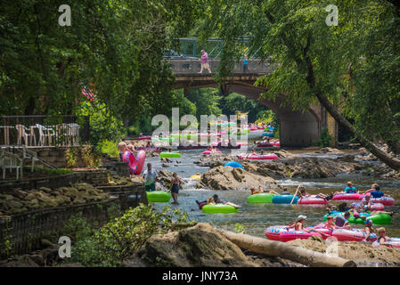 Familien und Freunde sausen durch die Innenstadt von Helen, Georgia, am Chattahoochee River in den Blue Ridge Mountains. (USA) Stockfoto