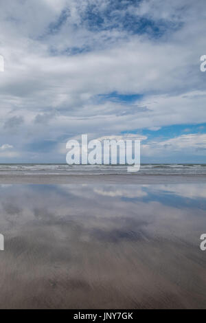 Die schönen Sommer-Reflexionen von Westward Ho Beach in North Devon Stockfoto