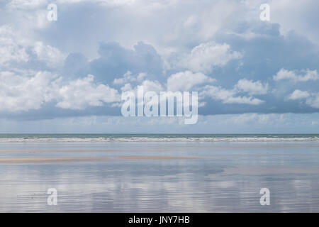 Die schönen Sommer-Reflexionen von Westward Ho Beach in North Devon Stockfoto