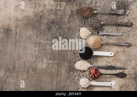 Superfood auf Löffeln auf Stein Schiefer Hintergrund. Stockfoto