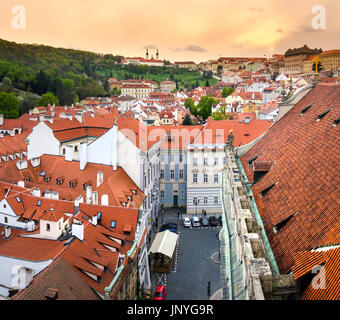 Prag, Tschechien - 18. April 2017: Kleinseitner Dächer mit Prager Stadtbild mit charakteristischer Architektur von oben Stockfoto