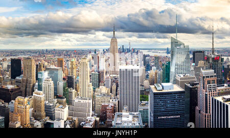 NEW YORK, USA - 8. Mai 2017: Manhattan Skyline Panorama mit urbaner Architektur zwischen den zwei Wasserfronten Stockfoto