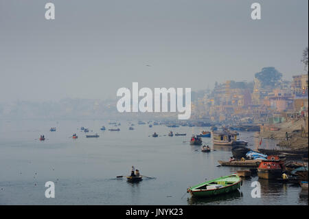 Dawn Szene von Varanasi Waterfront, stromabwärts von Ganga Mahal Stockfoto