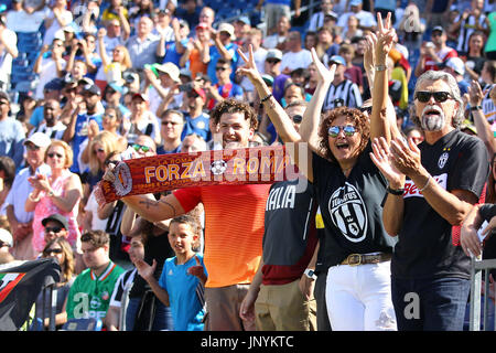 Gillette Stadium. 30. Juli 2017. MA, USA; Fans jubeln in ihren Teams während der ersten Hälfte des internationalen Champions Cup Match zwischen Juventus FC und AS Roma im Gillette Stadium. Juventus Turin besiegt Roma 2: 1. Anthony Nesmith/Cal Sport Media/Alamy Live-Nachrichten Stockfoto