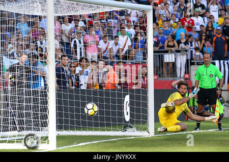 Gillette Stadium. 30. Juli 2017. MA, USA; Der Ball geht von Roma Torhüter Alisson (1) während der zweiten Hälfte des internationalen Champions Cup Match zwischen Juventus FC und AS Roma im Gillette Stadium. Juventus Turin besiegt Roma 2: 1. Anthony Nesmith/Cal Sport Media/Alamy Live-Nachrichten Stockfoto