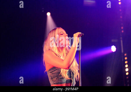 Lulworth Castle, Dorset, England. 30. Juli 2017. 2015 X Factor Gewinner Louisa Johnson führt auf der Bühne Zirkuszelt Camp Bestival 2017. © David Partridge / Alamy Live News Stockfoto