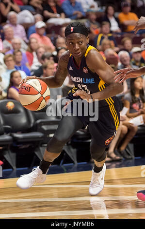 Uncasville, Connecticut, USA. 30. Juli 2017. Indiana Fever bewachen Erica Wheeler (17) Laufwerke in den Korb während der ersten Hälfte der WNBA-Basketball-Spiel zwischen den Indiana Fever und die Connecticut Sun im Mohegan Sun Arena. Connecticut besiegt Indiana 89-73. Chris Poss/Alamy Live-Nachrichten Stockfoto