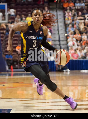 Uncasville, Connecticut, USA. 30. Juli 2017. Indiana Fever bewachen Tiffany Mitchell (3) Laufwerke in den Korb während der ersten Hälfte der WNBA-Basketball-Spiel zwischen den Indiana Fever und die Connecticut Sun im Mohegan Sun Arena. Connecticut besiegt Indiana 89-73. Chris Poss/Alamy Live-Nachrichten Stockfoto