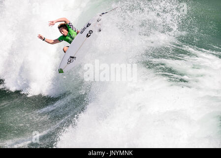 Huntington Beach, FL, USA. 30. Juli 2017. Surfer Parker Sarg (USA) konkurriert in der letzten Runde des Wettbewerbs an den 2017 VANS US Open von Surfen Trials. Bildnachweis: Benjamin Ginsberg/Alamy Live-Nachrichten. Stockfoto