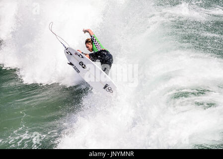 Huntington Beach, FL, USA. 30. Juli 2017. Surfer Parker Sarg (USA) konkurriert in der letzten Runde des Wettbewerbs an den 2017 VANS US Open von Surfen Trials. Bildnachweis: Benjamin Ginsberg/Alamy Live-Nachrichten. Stockfoto