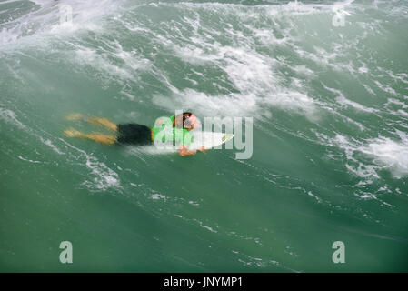 Huntington Beach, FL, USA. 30. Juli 2017. Surfer Parker Sarg (USA) konkurriert in der letzten Runde des Wettbewerbs an den 2017 VANS US Open von Surfen Trials. Bildnachweis: Benjamin Ginsberg/Alamy Live-Nachrichten. Stockfoto