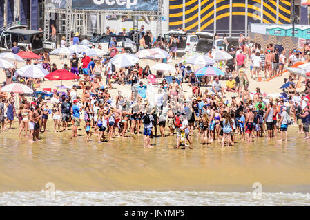 Huntington Beach, FL, USA. 30. Juli 2017. Menschenmassen umgeben und Surfer Matthew McGillivray (ZAF) bis zum Strand zu tragen, als er den 2017 VANS US Open von Surfen Trials, verdienen sich einen der begehrten Plätze in den uns Open of Surfing, offiziell ab Runde 1 auf Montag, 31. Juli 2017 gewinnt. Bildnachweis: Benjamin Ginsberg/Alamy Live-Nachrichten. Stockfoto