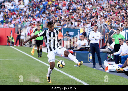 Gillette Stadium. 30. Juli 2017. MA, USA: Juventus Verteidiger Alex Sandro (12) hält den Ball im Spiel während der internationalen Champions Cup Partie zwischen Juventus FC und AS Roma im Gillette Stadium. Juventus Turin besiegt Roma 2: 1. Eric Canha/Cal Sport Media/Alamy Live-Nachrichten Stockfoto