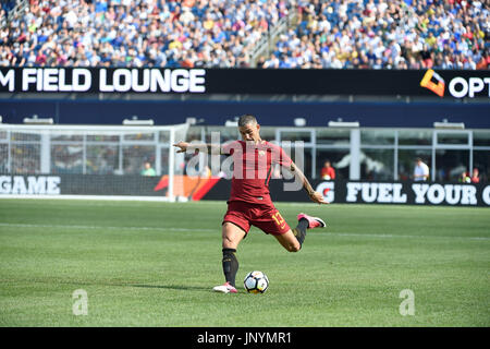 Gillette Stadium. 30. Juli 2017. MA, USA: Roma Verteidiger, Alexander Kolarov (13) übergibt den Ball während des internationalen Champions Cup-match zwischen Juventus FC und AS Roma im Gillette Stadium. Juventus Turin besiegt Roma 2: 1. Eric Canha/Cal Sport Media/Alamy Live-Nachrichten Stockfoto