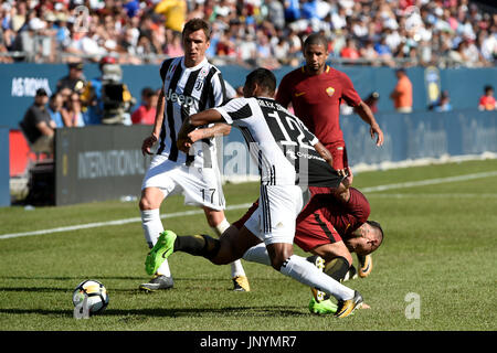 Gillette Stadium. 30. Juli 2017. MA, USA: Roma Mittelfeldspieler Radja Nainggolan (4) hält das Trikot von Juventus Turin Verteidiger Alex Sandro (12) während der internationalen Champions Cup Partie zwischen Juventus FC und AS Roma im Gillette Stadium. Juventus Turin besiegt Roma 2: 1. Eric Canha/Cal Sport Media/Alamy Live-Nachrichten Stockfoto