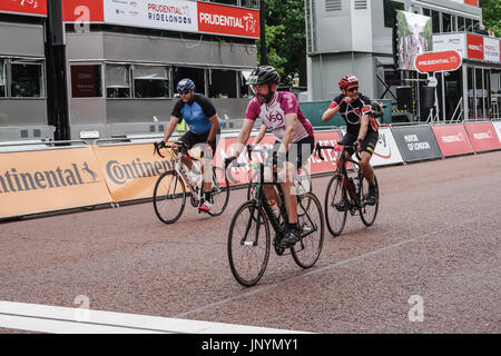 London, England, Vereinigtes Königreich. 30. Juli 2017. Tausenden kümmert sich um die aufsichtsrechtlichen RideLondon Classique beginnt/endet auf der Mall zu sehen. Bildnachweis: Siehe Li/Alamy Live News Stockfoto