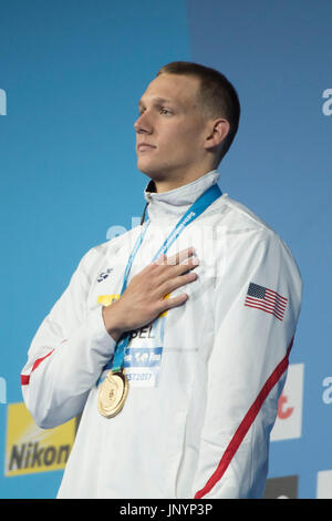 Budapest, Ungarn. 29. Juli 2017. Caeleb Remel Dressel (USA) Schwimmen: Caeleb Remel Dressel der Vereinigten Staaten feiert mit seiner Goldmedaille nach dem Gewinn der Männer 100 m Schmetterling endgültig am Tag 16 der 17. FINA World Championships 2017 Budapest Duna Arena in Budapest, Ungarn. Bildnachweis: Enrico Calderoni/AFLO SPORT/Alamy Live-Nachrichten Stockfoto