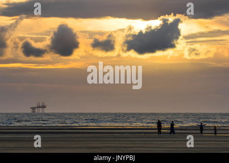 Southport, Merseyside. Großbritannien Wetter. 30. August 2017. Sonnenuntergang über Ainsdale Strand und die Morecambe Bay Gas Anlage nach einem sehr windigen Bedingungen und unübliche kräftige Schauer.  Kredite; MediaWorldimages/AlamyLiveNews Stockfoto