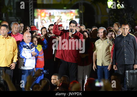 Caracas, Venezuela. 31. Juli 2017. The Venezuelan President Nicolás Maduro (C) spricht neben Wahlkandidaten nach den ersten Ergebnissen der umstrittenen Wahlen für eine verfassungsgebende Versammlung auf der Bolivar-Platz in Caracas, Venezuela, 31. Juli 2017. Laut der nationalen Wahlbehörde teilgenommen 8,1 Millionen Menschen bei den umstrittenen Wahlen für eine Änderung der Verfassung. Foto: Manu Quintero/Dpa/Alamy Live News Stockfoto