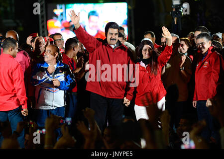 Caracas, Venezuela. 31. Juli 2017. Der venezolanische Präsident Nicolás Maduro (C links) und Hise Ehefrau Cilia Flores (C rechts) wave weiter um Wahlkandidaten, nachdem die ersten Ergebnisse der umstrittenen Wahlen für eine verfassungsgebende Versammlung auf der Bolivar in Caracas, Venezuela, 31. Juli 2017 Platz. Laut der nationalen Wahlbehörde teilgenommen 8,1 Millionen Menschen bei den umstrittenen Wahlen für eine Änderung der Verfassung. Foto: Manu Quintero/Dpa/Alamy Live News Stockfoto