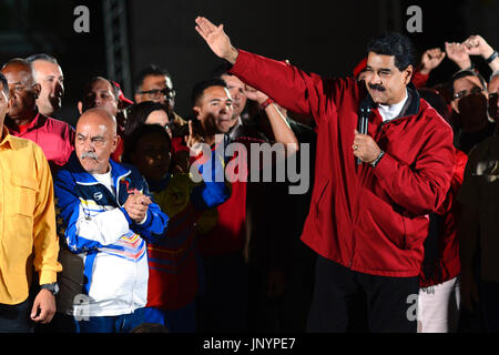 Caracas, Venezuela. 31. Juli 2017. The Venezuelan President Nicolás Maduro (R) spricht neben Wahlkandidaten nach den ersten Ergebnissen der umstrittenen Wahlen für eine verfassungsgebende Versammlung auf der Bolivar-Platz in Caracas, Venezuela, 31. Juli 2017. Laut der nationalen Wahlbehörde teilgenommen 8,1 Millionen Menschen bei den umstrittenen Wahlen für eine Änderung der Verfassung. Foto: Manu Quintero/Dpa/Alamy Live News Stockfoto