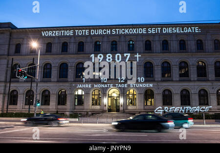 Berlin, Deutschland. 31. Juli 2017. Greenpeace-Aktivisten fordern besseren Gesundheitsschutz gegen Dieselemissionen vor dem Bundesverkehrsministerium in Berlin, Deutschland, 31. Juli 2017. In ein Meter hohen Leuchtbuchstaben Projekt Umwelt-Aktivisten die Zahl der vorzeitigen Todesfälle durch Stickoxide seit der Emissionen-Skandal an der Fassade bekannt habe. Foto: Paul Zinken/Dpa/Alamy Live News Stockfoto