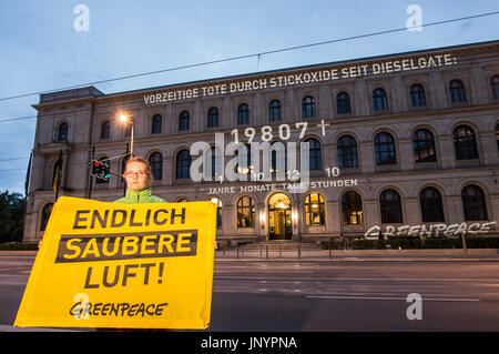 Berlin, Deutschland. 31. Juli 2017. "Vergütungspolitik Saubere Luft" (lit. endlich saubere Luft) auf ein Greenpeace-Aktivist Banner vor des Bundesverkehrsministeriums in Berlin, Deutschland, 31. Juli 2017 gelesen werden kann. Greenpeace-Aktivisten fordern besseren Gesundheitsschutz gegen Dieselemissionen. In ein Meter hohen Leuchtbuchstaben Projekt Umwelt-Aktivisten die Zahl der vorzeitigen Todesfälle durch Stickoxide seit der Emissionen-Skandal an der Fassade bekannt habe. Foto: Paul Zinken/Dpa/Alamy Live News Stockfoto