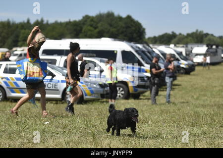 Illegaler Technoparty findet in Osecek, Tschechische Republik, am 30. Juli 2017. Mehr als 5000 Menschen in eine illegale Techno-Party im Osecek, teilzunehmen, obwohl die Polizei rief die Teilnehmer verlassen den Ort und schalten Sie die laute Musik, Michaela Richterova, Sprecherin für die regionale Polizei sagte CTK am j. Sie sagte die Polizei, ihre Forderung zu wiederholen, aber sie planen keine gewaltsamen Eingriffe. Nach Angaben der Polizei sind etwa 600 Fahrzeuge der Teilnehmer im Feld in Osecek, etwa 40 Kilometer östlich von Prag abgestellt. (CTK Foto/Joesf Vostarek) Stockfoto